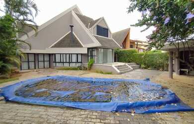 Imagem: A casa possui 3 Dormitórios, 4 Banheiros, 2 Vagas na garagem