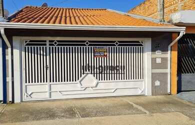 Imagem: A casa possui 2 Dormitórios, 2 Banheiros, 2 Vagas na garagem