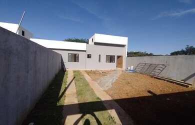 Imagem: A casa possui 3 Dormitórios, 2 Banheiros, 2 Vagas na garagem