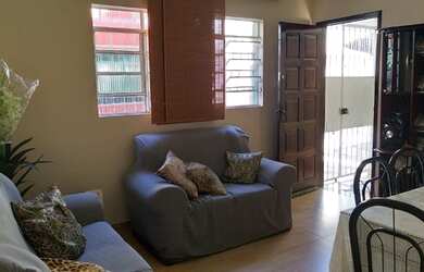 Imagem 3: Trindade/Casa 2 qts, 1 banh, 1 vaga. Condução na porta