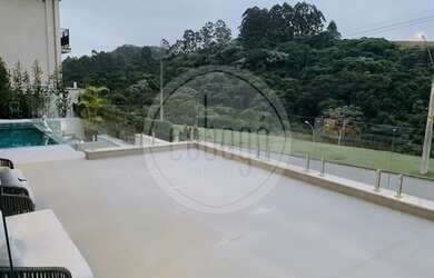 Imagem: A casa em condomínio possui 5 Dormitórios, 5 Banheiros, 4