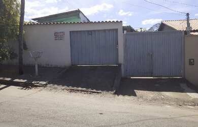 Imagem: A casa possui 4 Dormitórios, 3 Banheiros, 3 Vagas na garagem