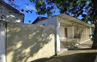 Imagem: A casa possui 3 Dormitórios, 1 Banheiro, 4 Vagas na garagem