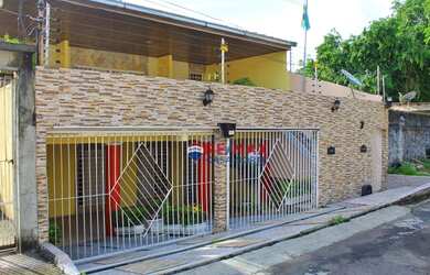 Imagem: A casa possui 2 Dormitórios, 3 Banheiros, 2 Vagas na garagem