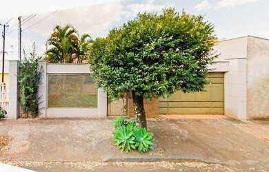 Imagem: A casa possui 3 Dormitórios, 2 Banheiros, 4 Vagas na garagem