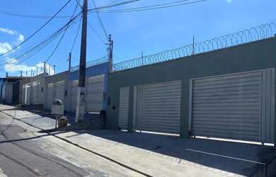 Imagem: A casa possui 3 Dormitórios, 3 Banheiros, 2 Vagas na garagem