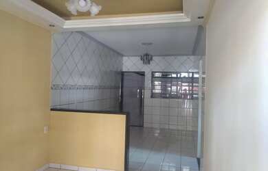 Imagem: A casa possui 2 Dormitórios, 1 Banheiro, 2 Vagas na garagem