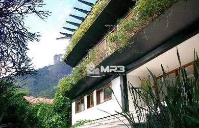 Imagem: A casa em condomínio possui 4 Dormitórios, 5 Banheiros, 4