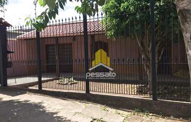 Imagem: A casa possui 3 Dormitórios, 1 Banheiro, 2 Vagas na garagem