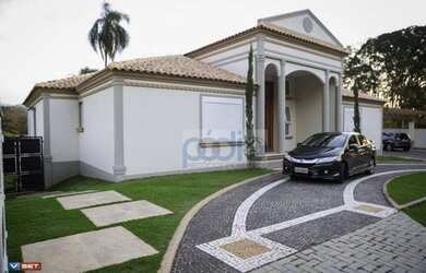 Imagem: A casa em condomínio possui 5 Dormitórios, 5 Banheiros, 500m²