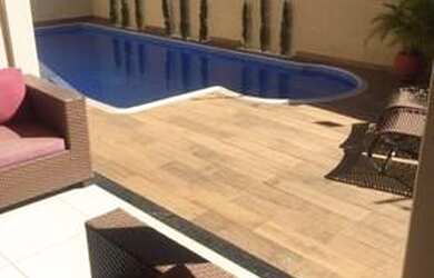 Imagem: A casa possui 3 Dormitórios, 3 Banheiros, 2 Vagas na garagem