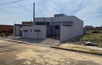 Imagem: A casa possui 2 Dormitórios, 1 Banheiro, 1 Vaga na garagem