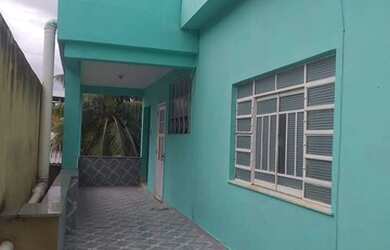 Imagem: A casa possui 3 Dormitórios, 2 Banheiros, 3 Vagas na garagem