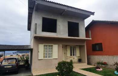 Imagem: A casa possui 4 Dormitórios, 2 Banheiros, 1 Vaga na garagem