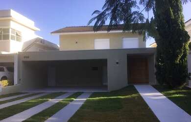 Imagem: A casa possui 4 Dormitórios, 5 Banheiros, 2 Vagas na garagem