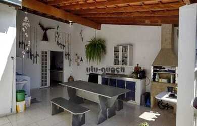 Imagem: A casa possui 3 Dormitórios, 2 Banheiros, 3 Vagas na garagem