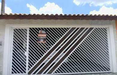 Imagem: A casa possui 3 Dormitórios, 2 Banheiros, 2 Vagas na garagem