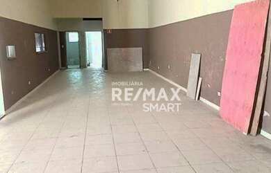 Imagem: O depósito possui 4 Vagas na garagem, 240m² de Área e está