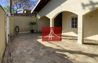 Imagem: A casa possui 3 Dormitórios, 3 Banheiros, 4 Vagas na garagem