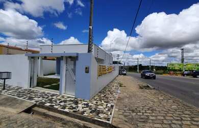 Imagem: A casa possui 3 Dormitórios, 2 Banheiros, 3 Vagas na garagem