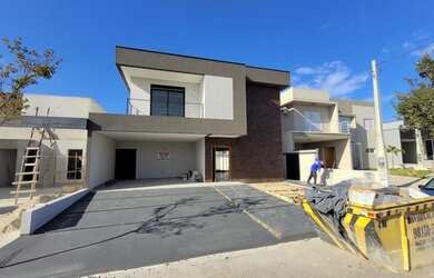 Imagem: A casa em condomínio possui 4 Dormitórios, 3 Banheiros, 4