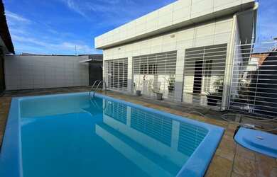 Imagem: A casa possui 3 Dormitórios, 4 Banheiros, 3 Vagas na garagem