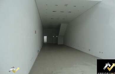 Imagem: O depósito possui 4 Vagas na garagem, 250m² de Área e está