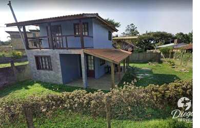 Imagem: A casa possui 3 Dormitórios, 2 Banheiros, 2 Vagas na garagem