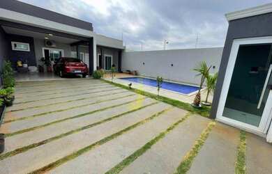 Imagem: A casa possui 3 Dormitórios, 2 Banheiros, 4 Vagas na garagem