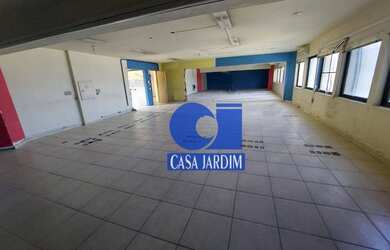 Imagem: O depósito possui 5 Vagas na garagem, 420m² de Área e está