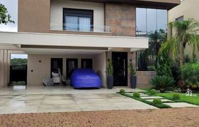 Imagem: A casa possui 3 Dormitórios, 5 Banheiros, 4 Vagas na garagem