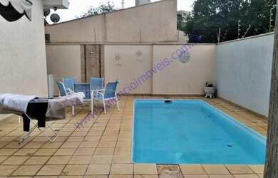 Imagem: A casa possui 3 Dormitórios, 4 Banheiros, 4 Vagas na garagem