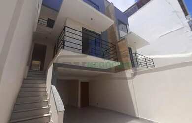 Imagem: A casa possui 3 Dormitórios, 3 Banheiros, 2 Vagas na garagem