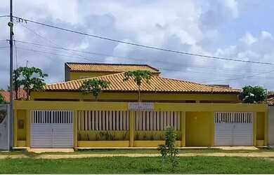 Imagem: A casa possui 4 Dormitórios, 3 Banheiros, 4 Vagas na garagem