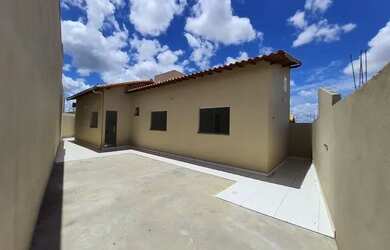 Imagem: A casa possui 3 Dormitórios, 1 Banheiro, 2 Vagas na garagem