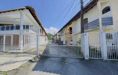 Imagem: A casa possui 3 Dormitórios, 2 Banheiros, 2 Vagas na garagem