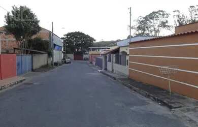 Imagem: A casa possui 3 Dormitórios, 1 Banheiro, 2 Vagas na garagem