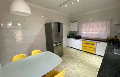 Imagem: A casa possui 3 Dormitórios, 2 Banheiros, 2 Vagas na garagem