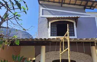 Imagem: A casa possui 3 Dormitórios, 2 Banheiros, 2 Vagas na garagem