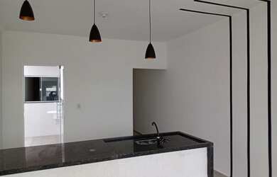 Imagem: A casa possui 2 Dormitórios, 1 Banheiro, 2 Vagas na garagem