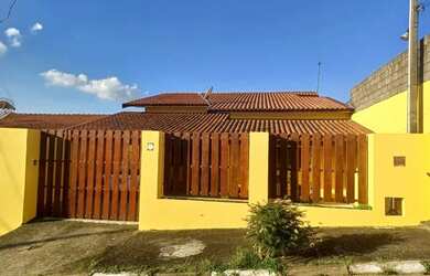 Imagem: A casa possui 3 Dormitórios, 2 Banheiros, 3 Vagas na garagem