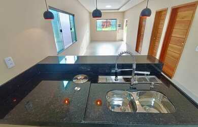 Imagem: A casa possui 3 Dormitórios, 2 Banheiros, 2 Vagas na garagem