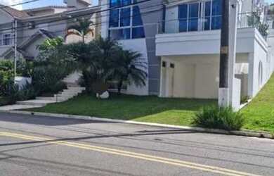 Imagem: A casa em condomínio possui 4 Dormitórios, 5 Banheiros, 4