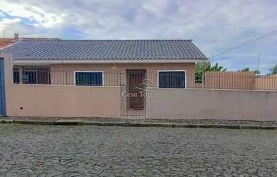 Imagem: A casa possui 2 Dormitórios, 1 Banheiro, 2 Vagas na garagem