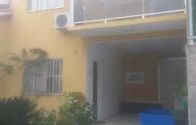 Imagem: A casa possui 3 Dormitórios, 2 Banheiros, 2 Vagas na garagem