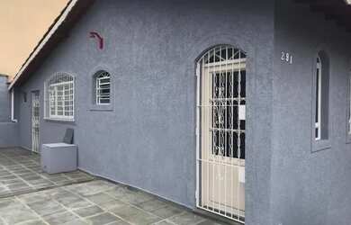 Imagem: A casa possui 2 Dormitórios, 1 Banheiro, 2 Vagas na garagem