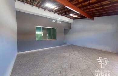 Imagem: A casa possui 3 Dormitórios, 2 Banheiros, 2 Vagas na garagem