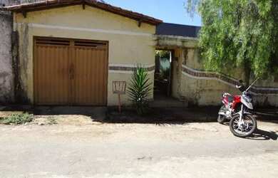 Imagem: A casa possui 4 Dormitórios, 2 Banheiros, 1 Vaga na garagem