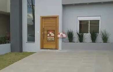 Imagem: A casa possui 3 Dormitórios, 1 Banheiro, 2 Vagas na garagem