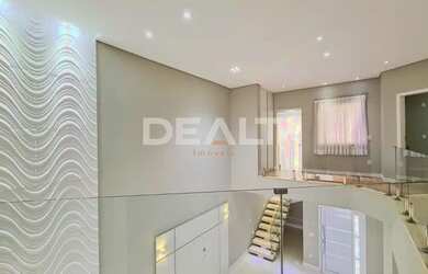 Imagem: A casa possui 4 Dormitórios, 5 Banheiros, 4 Vagas na garagem